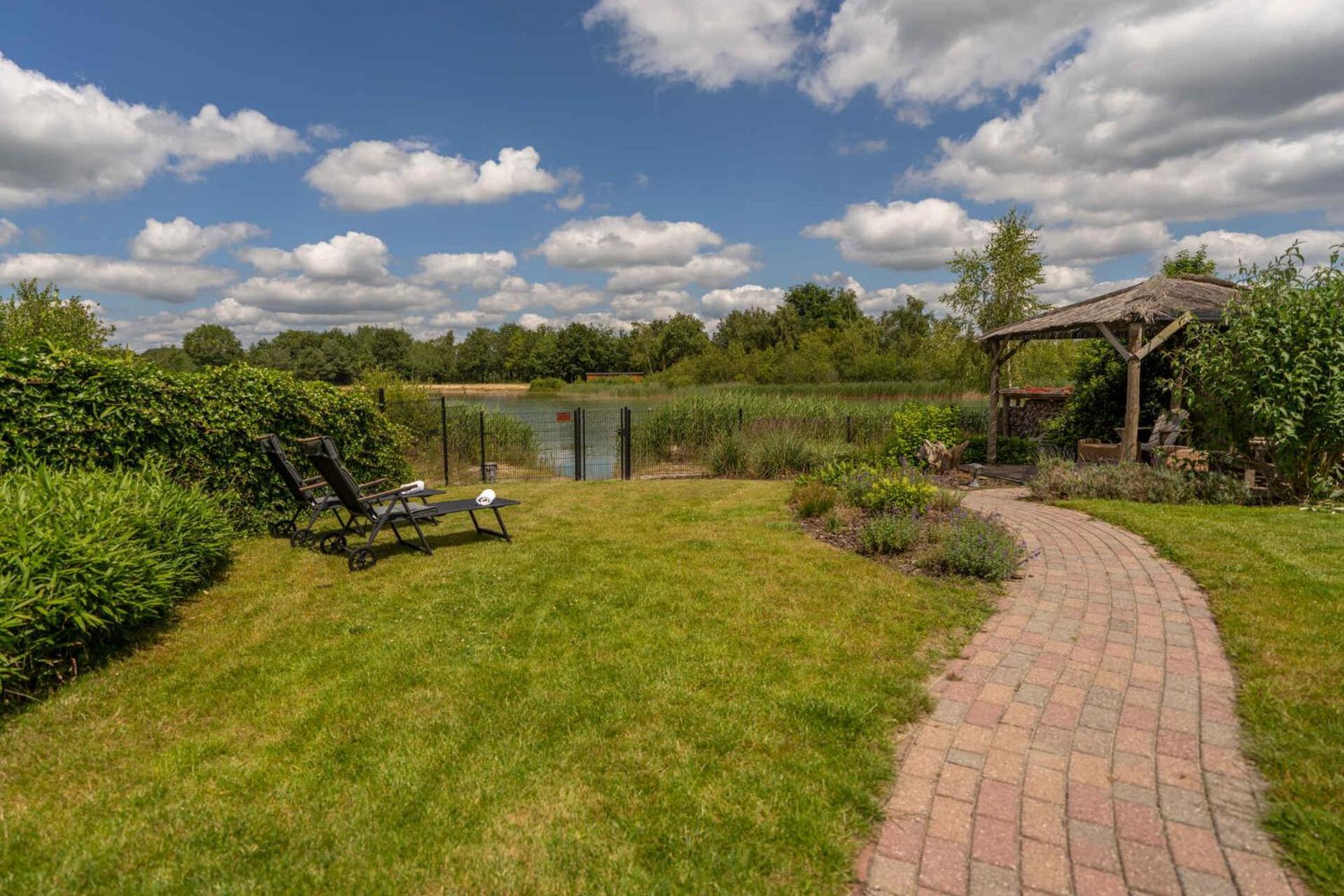 Drents Genieten - Lavendelheide Met Uitzicht Op Het Water Erm Exterior foto